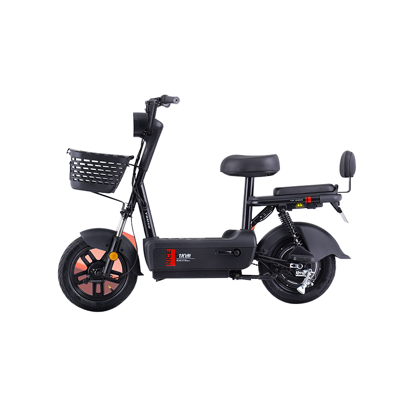 Mennyire teljesít a CoolRun Model Electric Scooter a menetstabilitás és a kormányzás pontossága szempontjából nagyobb sebességnél vagy éles kanyarokban?